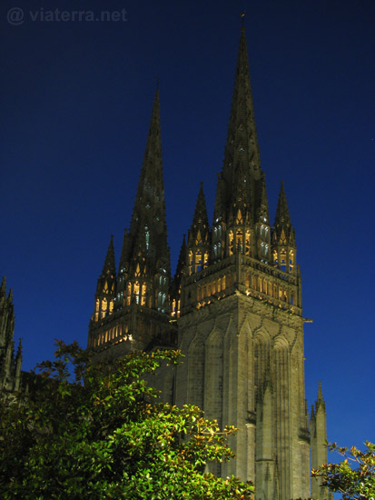 quimper : la cathedrale de nuit