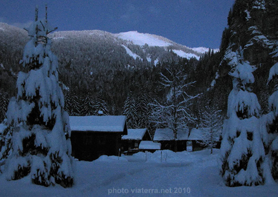 village des albertans un soir en hiver sous la neige