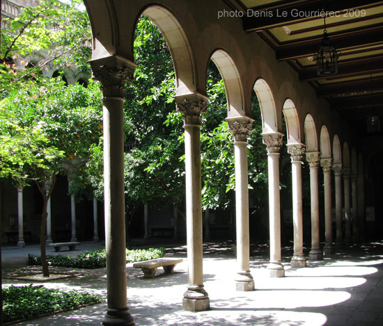 parc de la universitad de barcelona patio