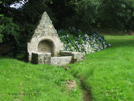 fontaine st nicolas malguenac