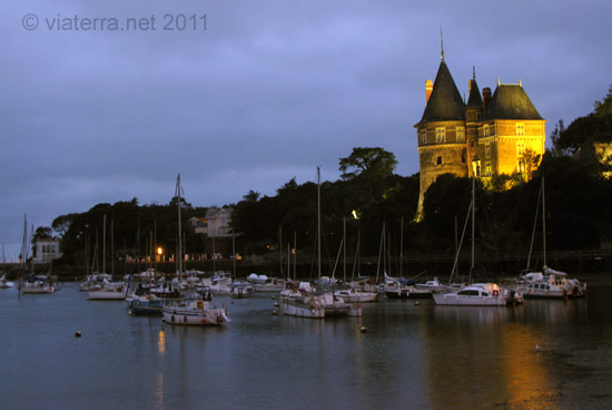 chateau pornic le soir